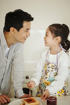 포토 JPG 라이프스타일 여자 남자 딸 어린이 가족 모션 식탁 함께함 실내 요리 서기 미소 들기 사람 동양인 상반신 성인 두명 옆모습 30대 마주보기 주방 앞치마 화목 한국인 가족라이프 아빠 나이프 식빵 딸기잼 부녀 국내포토 식기 빵 뷰포인트 컨셉 관계 탁자 표정 인종 내부 생활 장년 칼 잼 파일형식 음식 가구 소스 생활용품 양념 오브젝트