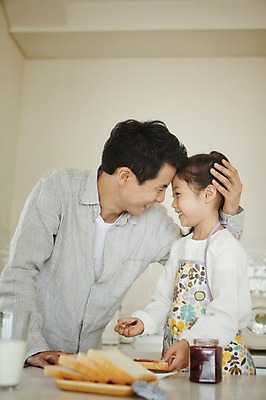 포토 JPG 라이프스타일 여자 남자 딸 어린이 음식 가족 모션 식탁 함께함 실내 요리 서기 미소 사람 동양인 상반신 성인 두명 옆모습 30대 마주보기 주방 앞치마 화목 한국인 가족라이프 아빠 식빵 딸기잼 부녀 국내포토 빵 뷰포인트 컨셉 관계 탁자 표정 인종 내부 생활 장년 잼 파일형식 가구 소스 생활용품 양념 오브젝트