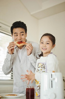 포토 JPG 라이프스타일 여자 남자 딸 어린이 음식 가족 모션 식탁 함께함 실내 요리 서기 미소 들기 사람 동양인 손짓 상반신 성인 두명 앞모습 30대 주방 앞치마 화목 한국인 가족라이프 아빠 박수 먹기 식빵 딸기잼 부녀 국내포토 빵 뷰포인트 컨셉 관계 탁자 표정 인종 내부 생활 장년 잼 파일형식 가구 소스 생활용품 양념 오브젝트