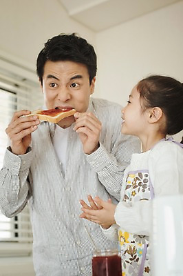 포토 JPG 라이프스타일 여자 남자 딸 어린이 음식 가족 모션 식탁 함께함 실내 요리 서기 들기 사람 동양인 상반신 성인 두명 앞모습 옆모습 30대 주방 화목 한국인 가족라이프 아빠 먹기 식빵 딸기잼 부녀 국내포토 빵 뷰포인트 컨셉 관계 탁자 인종 내부 생활 장년 잼 파일형식 가구 소스 생활용품 양념 오브젝트