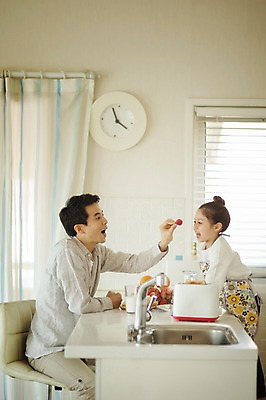 포토 JPG 라이프스타일 여자 남자 딸 어린이 시계 의자 과일 가족 모션 식탁 딸기 함께함 실내 요리 서기 미소 들기 사람 앉기 동양인 상반신 성인 두명 옆모습 30대 주방 앞치마 화목 한국인 가족라이프 아빠 먹여주기 싱크대 부녀 국내포토 뷰포인트 가구 컨셉 관계 탁자 표정 인종 내부 생활 장년 먹기 개수대 파일형식 생활용품 오브젝트