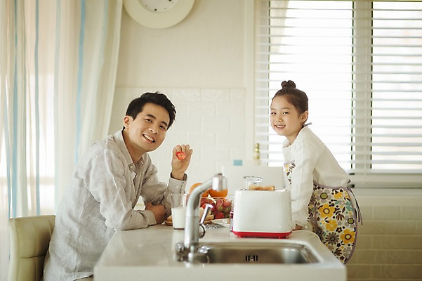 포토 JPG 라이프스타일 여자 남자 딸 어린이 과일 가족 모션 식탁 함께함 실내 요리 서기 미소 들기 사람 앉기 동양인 상반신 성인 두명 옆모습 30대 주방 앞치마 화목 한국인 가족라이프 아빠 싱크대 부녀 국내포토 뷰포인트 컨셉 관계 탁자 표정 인종 내부 생활 장년 개수대 파일형식 가구 생활용품 오브젝트