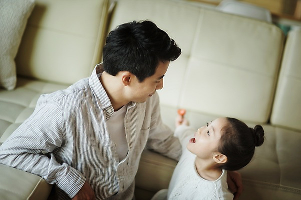 포토 JPG 라이프스타일 여자 남자 딸 어린이 거실 장난 가족 모션 휴식 함께함 실내 미소 사람 앉기 동양인 상반신 성인 두명 옆모습 30대 소파 마주보기 화목 한국인 가족라이프 아빠 부녀 국내포토 뷰포인트 컨셉 의자 관계 표정 인종 내부 생활 장년 파일형식 가구 생활용품 오브젝트