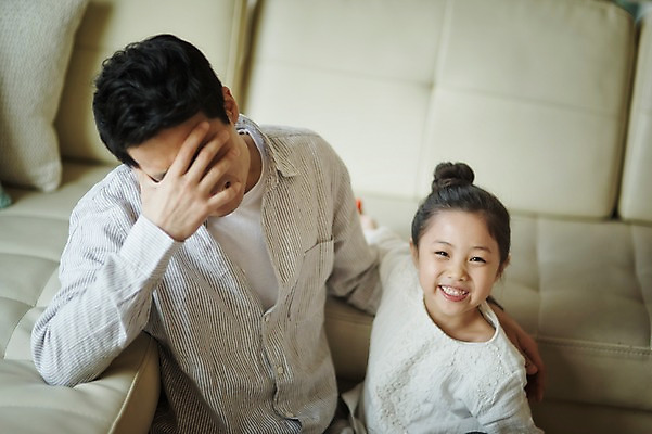 포토 JPG 라이프스타일 여자 남자 딸 어린이 거실 장난 가족 모션 놀이 휴식 함께함 실내 미소 사람 앉기 동양인 상반신 성인 두명 앞모습 30대 소파 화목 한국인 가족라이프 아빠 부녀 국내포토 뷰포인트 컨셉 의자 관계 표정 인종 내부 생활 장년 파일형식 가구 생활용품 오브젝트