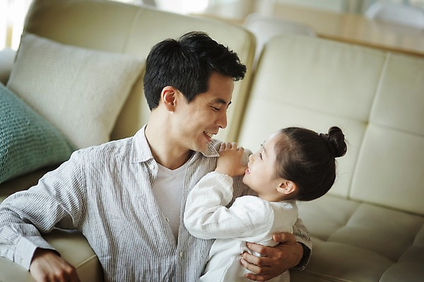 포토 JPG 라이프스타일 여자 남자 딸 어린이 거실 장난 가족 모션 놀이 휴식 함께함 실내 미소 사람 앉기 동양인 상반신 성인 두명 옆모습 30대 소파 화목 한국인 가족라이프 아빠 부녀 국내포토 뷰포인트 컨셉 의자 관계 표정 인종 내부 생활 장년 파일형식 가구 생활용품 오브젝트