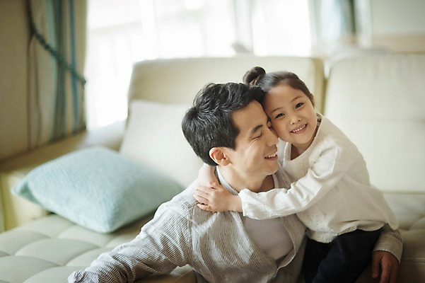 포토 JPG 라이프스타일 여자 남자 딸 어린이 거실 가족 안기 모션 휴식 함께함 실내 미소 사람 앉기 동양인 상반신 성인 두명 옆모습 30대 소파 화목 한국인 가족라이프 아빠 부녀 국내포토 뷰포인트 컨셉 의자 관계 표정 인종 내부 생활 장년 파일형식 가구 생활용품 오브젝트