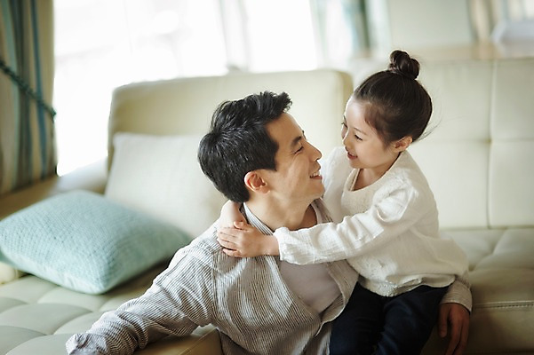 포토 JPG 라이프스타일 여자 남자 딸 어린이 쿠션 거실 가족 안기 모션 휴식 함께함 실내 미소 사람 앉기 동양인 상반신 성인 두명 옆모습 30대 소파 마주보기 화목 한국인 가족라이프 아빠 부녀 국내포토 뷰포인트 컨셉 의자 관계 표정 인종 내부 생활 장년 파일형식 가구 생활용품 오브젝트