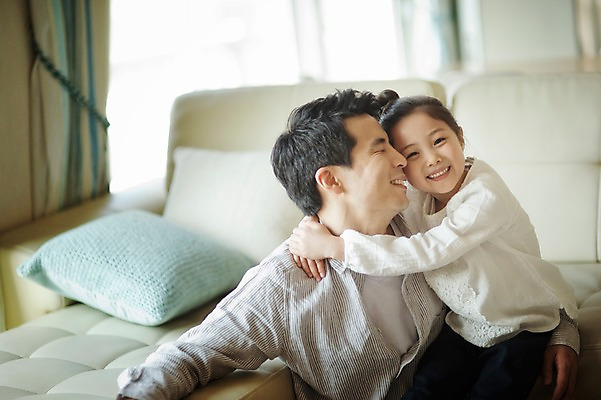 포토 JPG 라이프스타일 여자 남자 딸 어린이 쿠션 거실 가족 안기 모션 휴식 함께함 실내 미소 사람 앉기 동양인 상반신 성인 두명 앞모습 30대 소파 눈감음 화목 한국인 가족라이프 아빠 부녀 국내포토 뷰포인트 컨셉 의자 관계 표정 인종 내부 생활 장년 파일형식 가구 생활용품 오브젝트