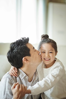포토 JPG 라이프스타일 여자 남자 딸 어린이 거실 가족 안기 모션 휴식 키스 함께함 실내 미소 사람 앉기 동양인 상반신 성인 두명 앞모습 옆모습 30대 손잡기 화목 한국인 가족라이프 아빠 부녀 국내포토 뷰포인트 컨셉 관계 표정 인종 내부 생활 장년 애정표현 파일형식 표현