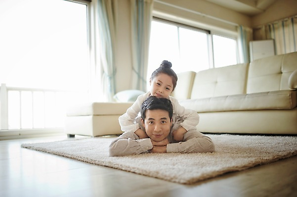 포토 JPG 라이프스타일 여자 남자 딸 어린이 엎드리기 거실 창문 가족 모션 휴식 바닥 함께함 실내 사람 동양인 상반신 성인 두명 30대 소파 화목 한국인 가족라이프 아빠 승차 부녀 국내포토 컨셉 의자 관계 인종 내부 생활 장년 파일형식 가구 생활용품 오브젝트