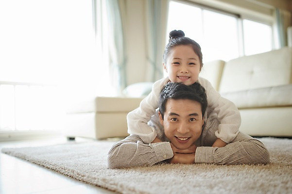 포토 JPG 라이프스타일 여자 남자 딸 어린이 엎드리기 거실 창문 가족 모션 휴식 바닥 함께함 실내 미소 사람 동양인 상반신 성인 두명 앞모습 30대 소파 화목 한국인 가족라이프 아빠 부녀 국내포토 뷰포인트 컨셉 의자 관계 표정 인종 내부 생활 장년 파일형식 가구 생활용품 오브젝트