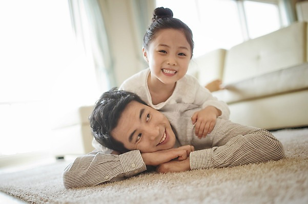 포토 JPG 라이프스타일 여자 남자 딸 어린이 엎드리기 거실 가족 모션 휴식 바닥 함께함 실내 미소 사람 동양인 상반신 성인 두명 앞모습 30대 소파 화목 한국인 가족라이프 아빠 부녀 국내포토 뷰포인트 컨셉 의자 관계 표정 인종 내부 생활 장년 파일형식 가구 생활용품 오브젝트