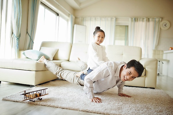 포토 JPG 전신 라이프스타일 여자 남자 딸 어린이 쿠션 거실 가족 모션 휴식 비행기 함께함 실내 미소 사람 앉기 동양인 성인 두명 옆모습 30대 소파 장난감 운동 화목 한국인 가족라이프 아빠 승차 팔굽혀펴기 부녀 국내포토 뷰포인트 컨셉 의자 관계 항공교통 대중교통 표정 건강 인종 내부 생활 장년 파일형식 교통수단 가구 생활용품 교통 오브젝트