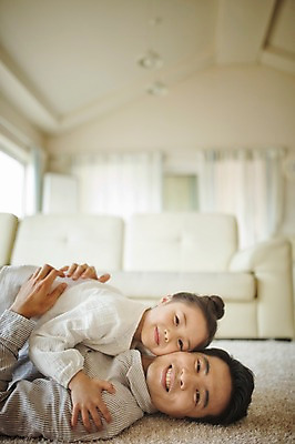 포토 JPG 라이프스타일 여자 남자 딸 어린이 가족 안기 모션 휴식 바닥 함께함 실내 미소 사람 동양인 상반신 성인 두명 옆모습 30대 소파 눕기 화목 한국인 가족라이프 아빠 부녀 국내포토 뷰포인트 컨셉 의자 관계 표정 인종 내부 생활 장년 파일형식 가구 생활용품 오브젝트