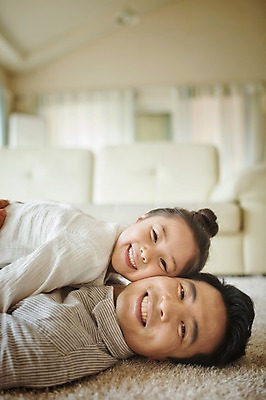 포토 JPG 라이프스타일 여자 남자 딸 어린이 거실 가족 안기 모션 휴식 바닥 함께함 실내 미소 사람 동양인 상반신 성인 두명 옆모습 30대 소파 눕기 화목 한국인 가족라이프 아빠 부녀 국내포토 뷰포인트 컨셉 의자 관계 표정 인종 내부 생활 장년 파일형식 가구 생활용품 오브젝트