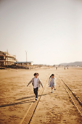 포토 JPG 주간 전신 라이프스타일 여자 남자 딸 아들 어린이 가족 모션 하늘 남매 사람 동양인 소녀 소년 해변 야외 두명 앞모습 달리기 노을 한국인 가족라이프 충청남도 바퀴자국 태안 신두리해변 어린이만 국내포토 자연요소 바다 뷰포인트 관계 자국 인종 생활 충청도 파일형식