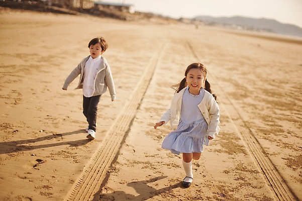 포토 JPG 주간 전신 라이프스타일 여자 남자 딸 어린이 가족 모션 남매 사람 동양인 소녀 소년 해변 야외 두명 앞모습 달리기 노을 한국인 가족라이프 충청남도 바퀴자국 태안 신두리해변 국내포토 자연요소 바다 뷰포인트 관계 자국 인종 생활 충청도 파일형식