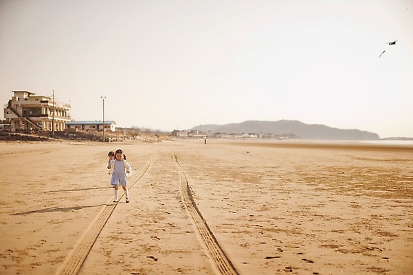 포토 JPG 주간 라이프스타일 여자 남자 딸 아들 어린이 가족 모션 휴식 남매 사람 동양인 소녀 소년 해변 야외 두명 앞모습 달리기 노을 한국인 가족라이프 충청남도 바퀴자국 태안 신두리해변 어린이만 국내포토 자연요소 바다 뷰포인트 컨셉 관계 자국 인종 생활 충청도 파일형식
