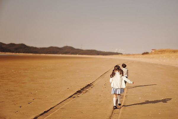 포토 JPG 주간 전신 라이프스타일 여자 남자 딸 아들 어린이 가족 모션 남매 그림자 사람 동양인 소녀 소년 해변 야외 두명 뒷모습 달리기 노을 한국인 가족라이프 충청남도 바퀴자국 태안 신두리해변 어린이만 국내포토 자연요소 바다 뷰포인트 관계 자국 인종 생활 충청도 파일형식