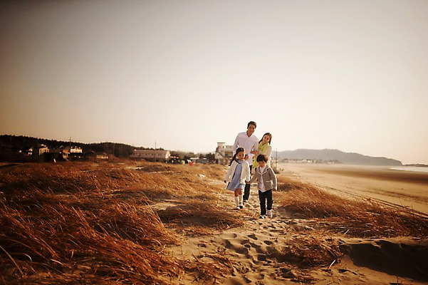포토 JPG 주간 전신 라이프스타일 여자 남자 딸 아들 어린이 모래 가족 모션 엄마 남매 사람 동양인 소녀 소년 여러명 성인 야외 앞모습 30대 걷기 노을 손잡기 산책 한국인 가족라이프 풀 아빠 충청남도 태안 신두리해안사구 국내포토 자연요소 식물 뷰포인트 다수 관계 휴식 인종 생활 장년 모래언덕 충청도 파일형식