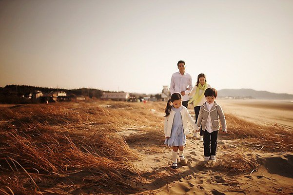 포토 JPG 주간 전신 라이프스타일 여자 남자 딸 아들 어린이 모래 가족 모션 엄마 남매 사람 동양인 소녀 소년 여러명 성인 야외 앞모습 30대 걷기 노을 손잡기 산책 한국인 가족라이프 풀 아빠 충청남도 태안 신두리해안사구 국내포토 자연요소 식물 뷰포인트 다수 관계 휴식 인종 생활 장년 모래언덕 충청도 파일형식