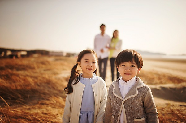 포토 JPG 주간 라이프스타일 여자 남자 딸 아들 어린이 모래 가족 모션 엄마 남매 서기 미소 사람 동양인 소녀 소년 여러명 상반신 성인 야외 앞모습 아웃포커스 30대 노을 손잡기 산책 한국인 가족라이프 풀 아빠 충청남도 태안 신두리해안사구 국내포토 자연요소 식물 뷰포인트 다수 관계 휴식 촬영기법 표정 인종 생활 장년 모래언덕 충청도 파일형식