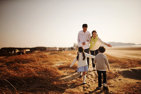 포토 JPG 주간 전신 라이프스타일 여자 남자 딸 아들 어린이 모래 가족 모션 엄마 팔벌리기 남매 사람 동양인 소녀 소년 여러명 성인 야외 앞모습 뒷모습 30대 달리기 걷기 팔짱 노을 산책 한국인 가족라이프 풀 아빠 충청남도 태안 신두리해안사구 국내포토 자연요소 식물 뷰포인트 다수 관계 휴식 인종 생활 장년 모래언덕 충청도 파일형식