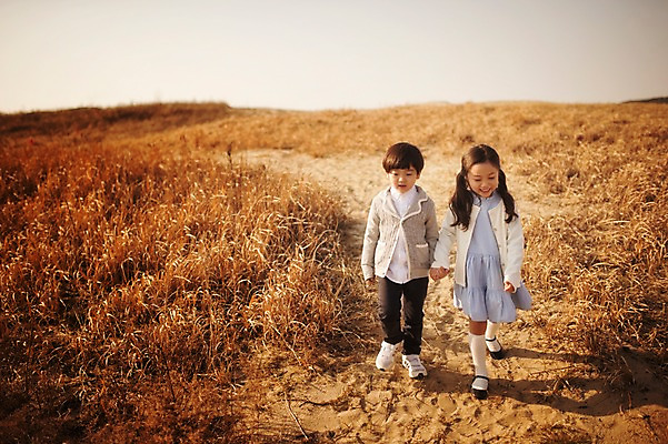 포토 JPG 주간 전신 라이프스타일 여자 남자 딸 아들 어린이 가족 모션 남매 사람 동양인 소녀 소년 야외 두명 앞모습 걷기 노을 손잡기 산책 한국인 가족라이프 풀 충청남도 태안 신두리해안사구 어린이만 국내포토 자연요소 식물 뷰포인트 관계 휴식 인종 생활 모래언덕 충청도 파일형식