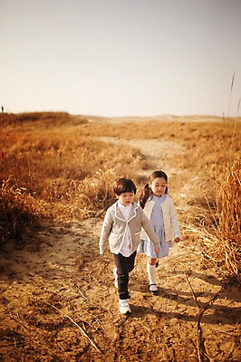 포토 JPG 주간 전신 라이프스타일 여자 남자 딸 아들 어린이 가족 모션 하늘 남매 사람 동양인 소녀 소년 야외 두명 앞모습 걷기 노을 손잡기 산책 한국인 가족라이프 충청남도 태안 신두리해안사구 어린이만 국내포토 자연요소 뷰포인트 관계 휴식 인종 생활 모래언덕 충청도 파일형식