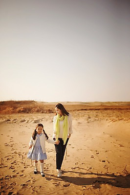 포토 JPG 주간 전신 라이프스타일 여자 딸 어린이 모래 가족 모션 하늘 모녀 엄마 미소 사람 동양인 소녀 성인 야외 두명 앞모습 30대 걷기 노을 손잡기 산책 한국인 가족라이프 충청남도 태안 신두리해안사구 여자만 국내포토 자연요소 뷰포인트 관계 휴식 표정 인종 생활 장년 모래언덕 충청도 파일형식