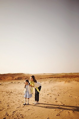 포토 JPG 주간 전신 라이프스타일 응시 여자 딸 어린이 가족 모션 하늘 모녀 엄마 서기 사람 동양인 소녀 소년 성인 야외 두명 30대 노을 산책 한국인 가족라이프 충청남도 태안 신두리해안사구 국내포토 자연요소 시선 남자 관계 휴식 인종 생활 장년 모래언덕 충청도 파일형식