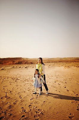 포토 JPG 주간 전신 라이프스타일 여자 딸 어린이 모래 가족 모션 하늘 모녀 엄마 서기 사람 동양인 소녀 성인 야외 두명 앞모습 30대 노을 산책 한국인 가족라이프 충청남도 태안 신두리해안사구 여자만 국내포토 자연요소 뷰포인트 관계 휴식 인종 생활 장년 모래언덕 충청도 파일형식