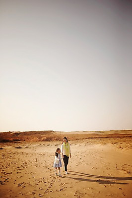 포토 JPG 주간 전신 라이프스타일 여자 딸 어린이 모래 가족 모션 하늘 모녀 엄마 사람 동양인 소녀 소년 성인 야외 두명 앞모습 30대 걷기 노을 손잡기 산책 한국인 가족라이프 충청남도 태안 신두리해안사구 국내포토 자연요소 남자 뷰포인트 관계 휴식 인종 생활 장년 모래언덕 충청도 파일형식