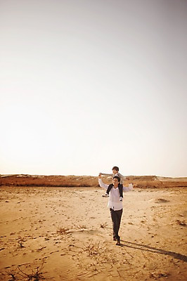 포토 JPG 주간 전신 라이프스타일 남자 아들 가족 모션 하늘 그림자 서기 사람 동양인 성인 야외 두명 앞모습 30대 걷기 노을 산책 한국인 가족라이프 목말 아빠 승차 충청남도 태안 부자지간 신두리해안사구 남자만 성인남자만 장년만 장년남자만 성인만 국내포토 자연요소 뷰포인트 관계 휴식 인종 생활 장년 모래언덕 충청도 파일형식