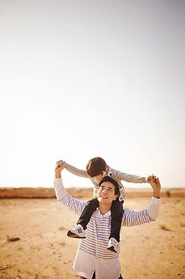 포토 JPG 주간 라이프스타일 남자 아들 어린이 가족 모션 하늘 서기 미소 사람 동양인 소녀 소년 상반신 성인 야외 두명 앞모습 30대 노을 손잡기 산책 한국인 가족라이프 목말 아빠 승차 충청남도 태안 부자지간 신두리해안사구 국내포토 자연요소 여자 뷰포인트 관계 휴식 표정 인종 생활 장년 모래언덕 충청도 파일형식