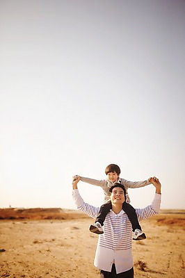 포토 JPG 주간 라이프스타일 남자 아들 어린이 가족 모션 하늘 서기 사람 동양인 손짓 소녀 소년 상반신 성인 야외 두명 앞모습 30대 노을 손잡기 산책 한국인 가족라이프 목말 아빠 승차 충청남도 태안 부자지간 신두리해안사구 국내포토 자연요소 여자 뷰포인트 관계 휴식 인종 생활 장년 모래언덕 충청도 파일형식