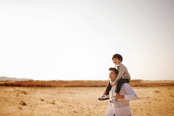 포토 JPG 주간 라이프스타일 남자 아들 어린이 가족 모션 서기 사람 동양인 소녀 소년 상반신 성인 야외 두명 옆모습 30대 노을 산책 한국인 가족라이프 목말 아빠 승차 충청남도 태안 부자지간 신두리해안사구 국내포토 자연요소 여자 뷰포인트 관계 휴식 인종 생활 장년 모래언덕 충청도 파일형식