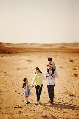 포토 JPG 주간 전신 라이프스타일 여자 남자 딸 아들 어린이 가족 모션 엄마 남매 사람 동양인 소녀 소년 여러명 성인 야외 앞모습 30대 걷기 노을 손잡기 산책 한국인 가족라이프 목말 아빠 승차 충청남도 태안 신두리해안사구 국내포토 자연요소 뷰포인트 다수 관계 휴식 인종 생활 장년 모래언덕 충청도 파일형식