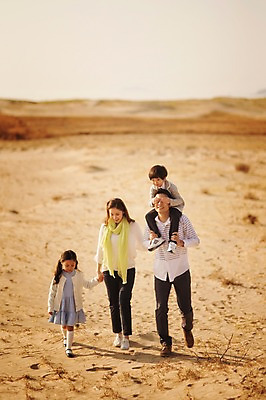 포토 JPG 주간 전신 라이프스타일 여자 남자 딸 아들 어린이 가족 모션 엄마 남매 사람 동양인 손짓 소녀 소년 여러명 성인 야외 앞모습 30대 걷기 노을 손잡기 산책 한국인 눈가림 가족라이프 목말 아빠 승차 충청남도 태안 신두리해안사구 국내포토 자연요소 뷰포인트 다수 관계 휴식 인종 생활 장년 가림 모래언덕 충청도 파일형식