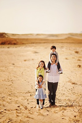 포토 JPG 주간 전신 라이프스타일 여자 남자 딸 아들 어린이 가족 모션 하늘 엄마 남매 서기 미소 사람 동양인 소녀 소년 여러명 성인 야외 앞모습 30대 노을 산책 한국인 가족라이프 목말 아빠 승차 충청남도 태안 신두리해안사구 국내포토 자연요소 뷰포인트 다수 관계 휴식 표정 인종 생활 장년 모래언덕 충청도 파일형식