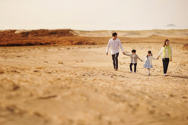 포토 JPG 주간 전신 라이프스타일 여자 남자 딸 아들 어린이 가족 모션 엄마 남매 사람 동양인 소녀 소년 여러명 성인 야외 앞모습 30대 걷기 노을 손잡기 산책 한국인 가족라이프 아빠 충청남도 태안 신두리해안사구 국내포토 자연요소 뷰포인트 다수 관계 휴식 인종 생활 장년 모래언덕 충청도 파일형식