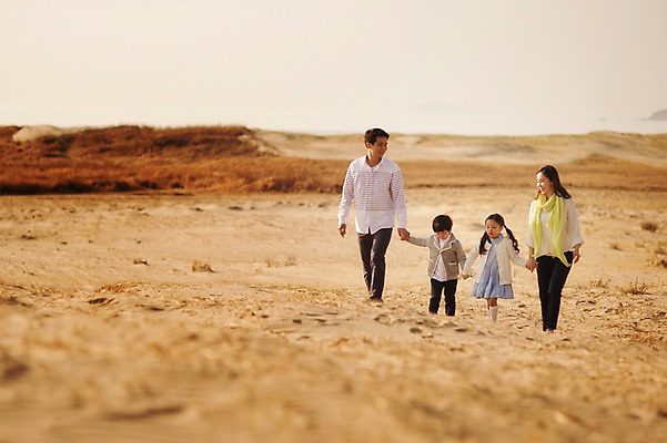 포토 JPG 주간 전신 라이프스타일 여자 남자 딸 아들 어린이 가족 모션 엄마 남매 사람 동양인 소녀 소년 여러명 성인 야외 앞모습 30대 걷기 노을 손잡기 산책 한국인 가족라이프 아빠 충청남도 태안 신두리해안사구 국내포토 자연요소 뷰포인트 다수 관계 휴식 인종 생활 장년 모래언덕 충청도 파일형식
