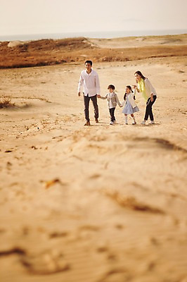 포토 JPG 주간 전신 라이프스타일 여자 남자 딸 아들 어린이 가족 모션 엄마 남매 사람 동양인 소녀 소년 여러명 성인 야외 앞모습 30대 걷기 노을 손잡기 산책 한국인 가족라이프 아빠 충청남도 태안 신두리해안사구 국내포토 자연요소 뷰포인트 다수 관계 휴식 인종 생활 장년 모래언덕 충청도 파일형식