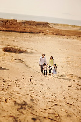 포토 JPG 주간 전신 라이프스타일 여자 남자 딸 아들 어린이 가족 모션 엄마 남매 사람 동양인 소녀 소년 여러명 성인 야외 앞모습 30대 걷기 노을 손잡기 산책 한국인 가족라이프 아빠 충청남도 태안 신두리해안사구 국내포토 자연요소 뷰포인트 다수 관계 휴식 인종 생활 장년 모래언덕 충청도 파일형식