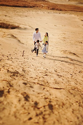 포토 JPG 주간 전신 라이프스타일 여자 남자 딸 아들 어린이 가족 모션 엄마 남매 사람 동양인 소녀 소년 여러명 성인 야외 앞모습 30대 걷기 노을 손잡기 산책 한국인 가족라이프 아빠 충청남도 태안 신두리해안사구 국내포토 자연요소 뷰포인트 다수 관계 휴식 인종 생활 장년 모래언덕 충청도 파일형식