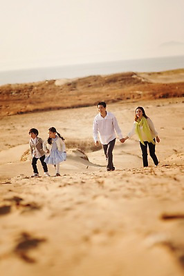 포토 JPG 주간 전신 라이프스타일 여자 남자 딸 아들 어린이 가족 모션 엄마 남매 사람 동양인 소녀 소년 여러명 성인 야외 앞모습 30대 걷기 노을 손잡기 산책 한국인 가족라이프 아빠 충청남도 태안 신두리해안사구 국내포토 자연요소 뷰포인트 다수 관계 휴식 인종 생활 장년 모래언덕 충청도 파일형식