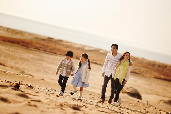 포토 JPG 주간 전신 라이프스타일 여자 남자 딸 아들 어린이 가족 모션 엄마 남매 사람 동양인 소녀 소년 여러명 성인 야외 앞모습 30대 걷기 노을 손잡기 산책 한국인 가족라이프 아빠 충청남도 태안 신두리해안사구 국내포토 자연요소 뷰포인트 다수 관계 휴식 인종 생활 장년 모래언덕 충청도 파일형식