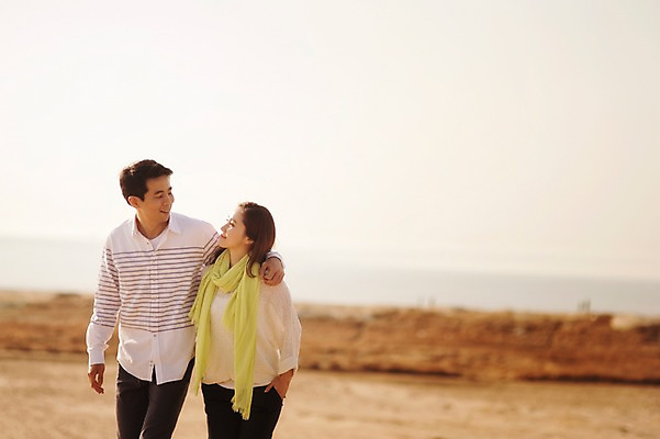 포토 JPG 주간 라이프스타일 부부 여자 남자 모션 하늘 엄마 어깨동무 서기 미소 사람 동양인 상반신 성인 야외 두명 앞모습 30대 손들기 마주보기 걷기 노을 산책 한국인 가족라이프 아빠 충청남도 태안 신두리해안사구 장년만 성인만 국내포토 자연요소 커플 뷰포인트 포즈 가족 휴식 표정 인종 생활 장년 모래언덕 충청도 파일형식