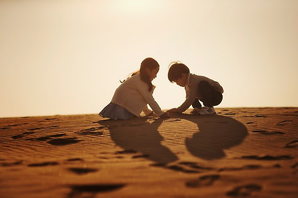 포토 JPG 주간 전신 라이프스타일 여자 남자 딸 아들 어린이 모션 하늘 휴식 남매 그림자 사람 앉기 동양인 소녀 소년 야외 두명 옆모습 모래사장 일출 노을 일몰 한국인 가족라이프 충청남도 역광 모래놀이 태안 신두리해안사구 어린이만 국내포토 자연요소 모래 바다 뷰포인트 컨셉 가족 놀이 인종 생활 모래언덕 충청도 파일형식