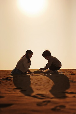 포토 JPG 주간 전신 라이프스타일 여자 남자 딸 아들 어린이 모션 남매 그림자 사람 앉기 동양인 소녀 소년 야외 두명 옆모습 모래사장 태양 일출 노을 일몰 한국인 가족라이프 충청남도 역광 모래놀이 태안 신두리해안사구 어린이만 국내포토 자연요소 모래 바다 뷰포인트 가족 놀이 인종 생활 모래언덕 충청도 파일형식